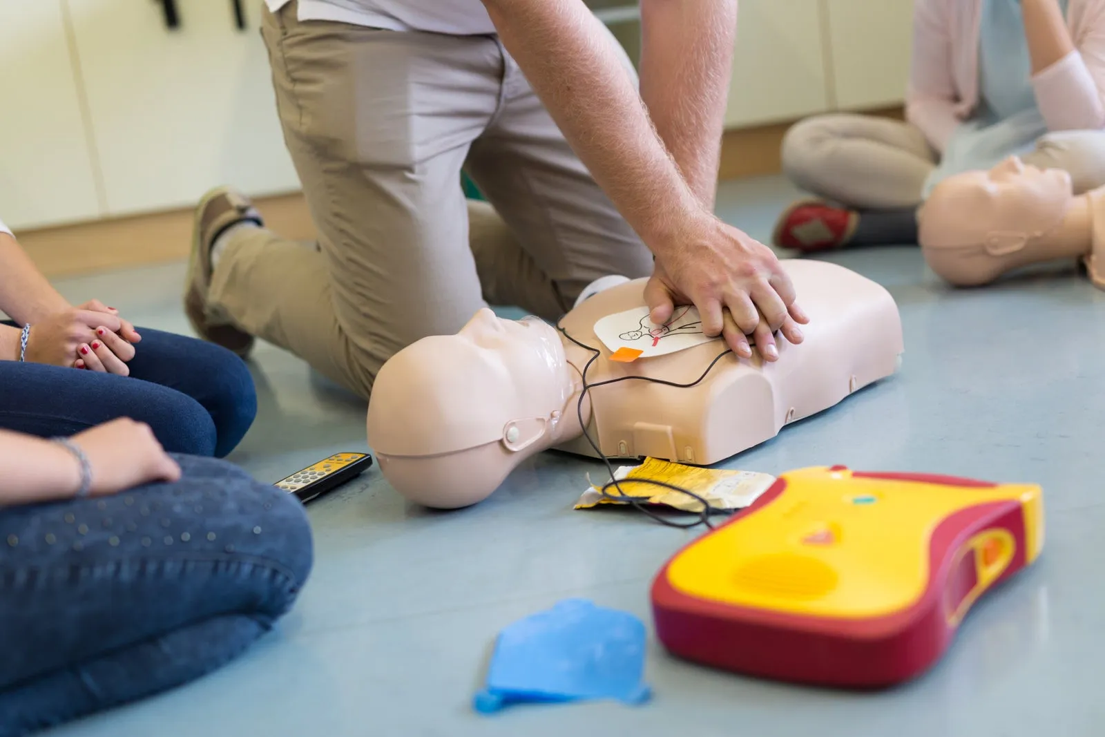 Oefenen met reanimatie en een AED