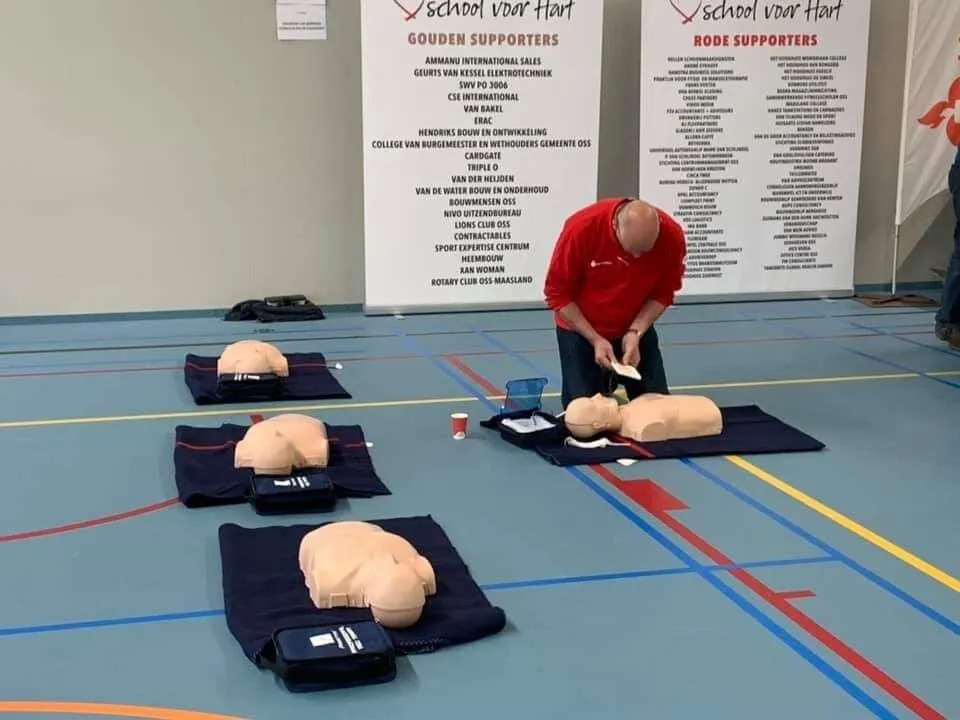 Oefenen met reanimatie op oefenpoppen