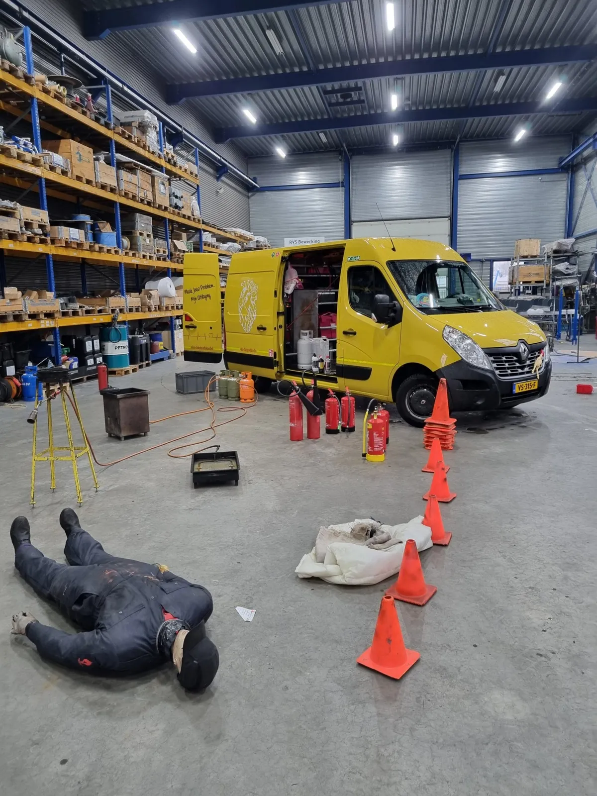 Scenariotraining met een nagespeeld slachtoffer in een bedrijfshal
