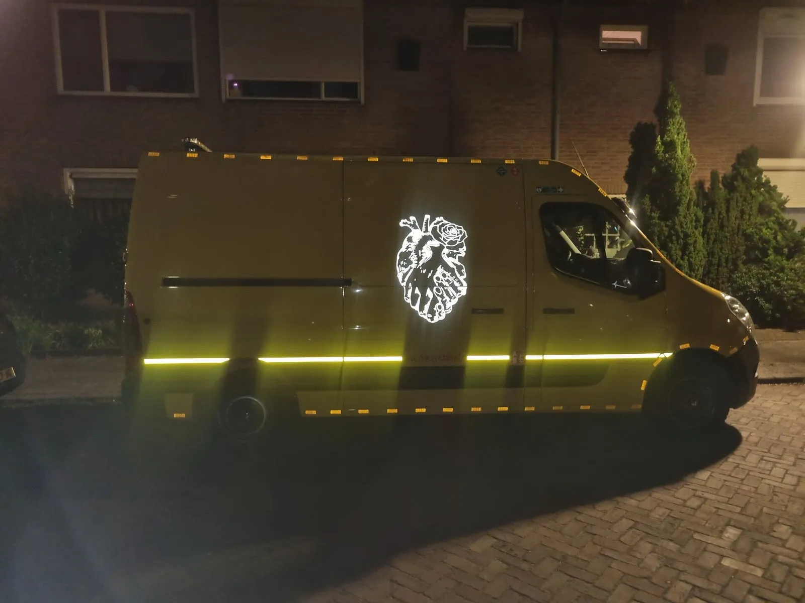 De hulpverleningswagen 's avonds op locatie